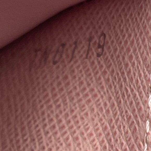 LOUIS VUITTON Twist Rose Ballerine Epi Leather Compact Wallet - Preowned - Picture 14 of 15